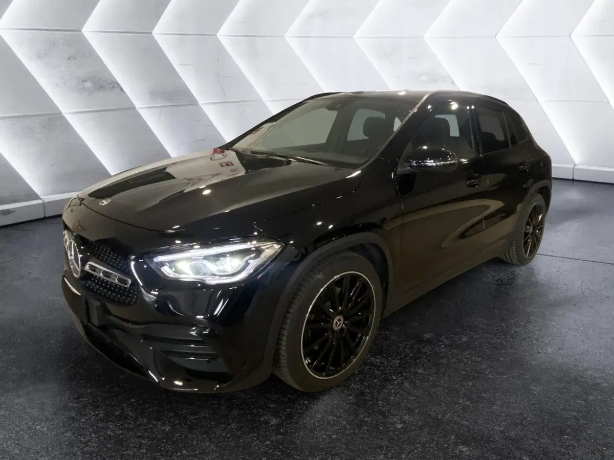 Mercedes-Benz GLA SUV usata a Napoli