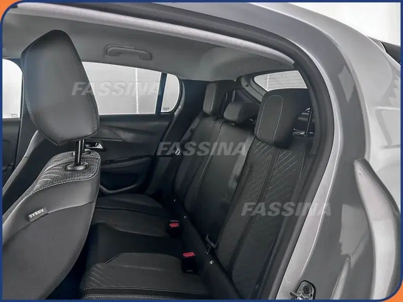 Peugeot 208 nuova a Milano (10)