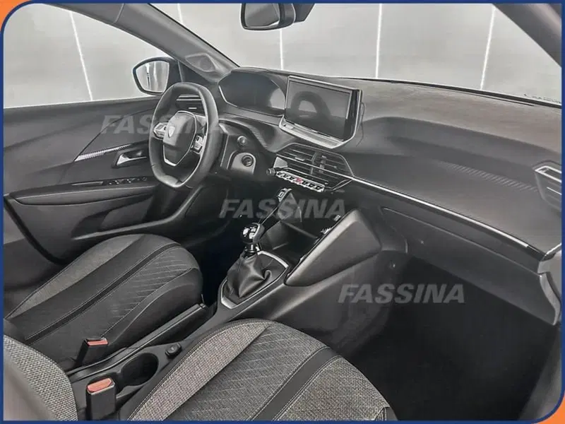 Peugeot 208 nuova a Milano (12)