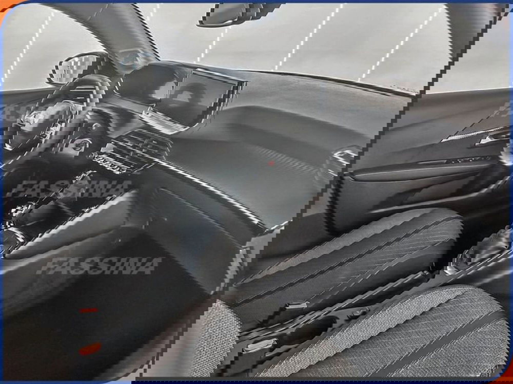 Peugeot 208 nuova a Milano (12)