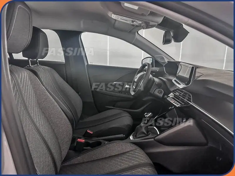 Peugeot 208 nuova a Milano (13)