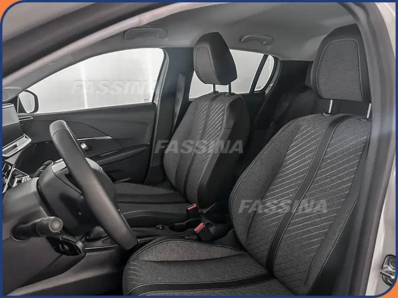 Peugeot 208 nuova a Milano (8)
