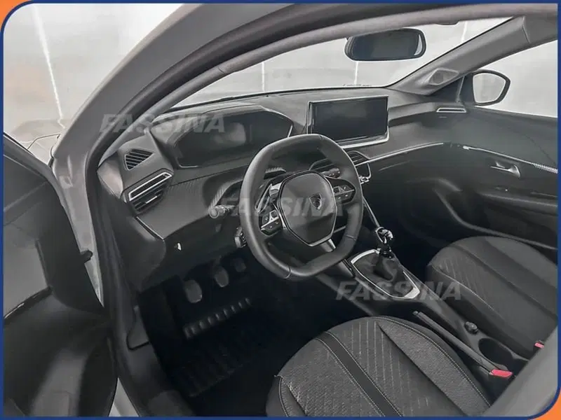 Peugeot 208 nuova a Milano (9)