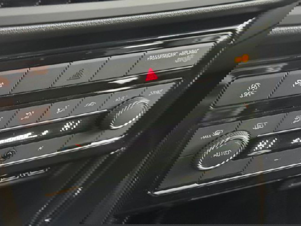 Volkswagen T-Cross usata a Como (18)