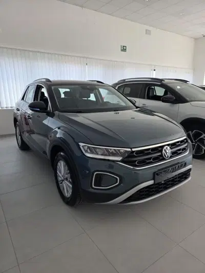 Volkswagen T-Roc 2.0 tdi Life 115cv del 2024 usata a Monte di Procida