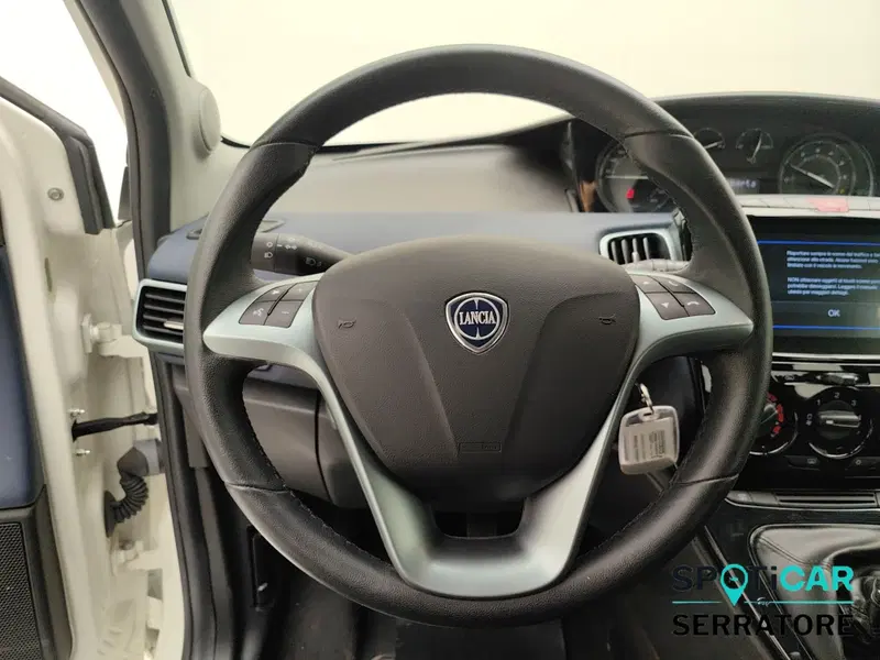 Lancia Ypsilon usata a Como (16)