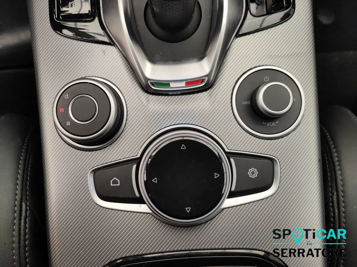 Alfa Romeo Stelvio usata a Como (17)