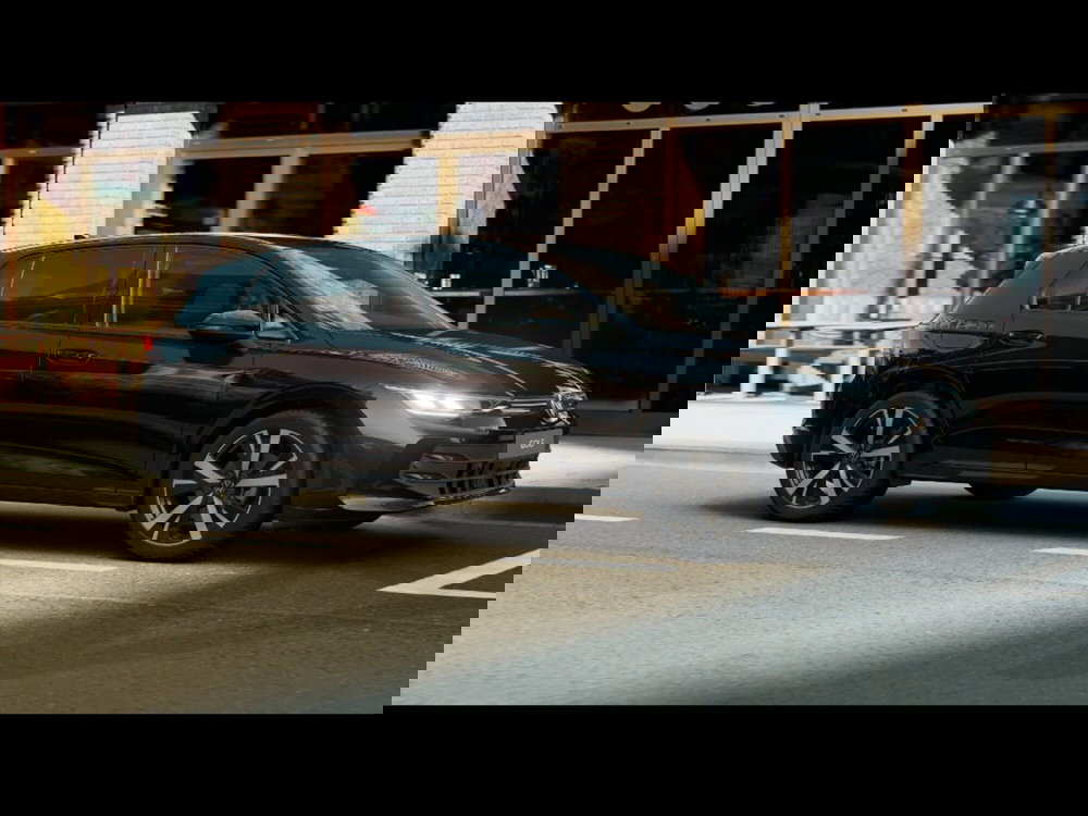 Volkswagen Golf nuova a Livorno (3)