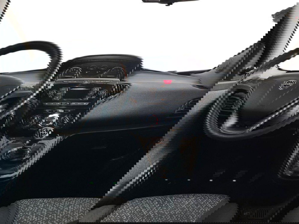 Lancia Ypsilon usata a Lecce (8)