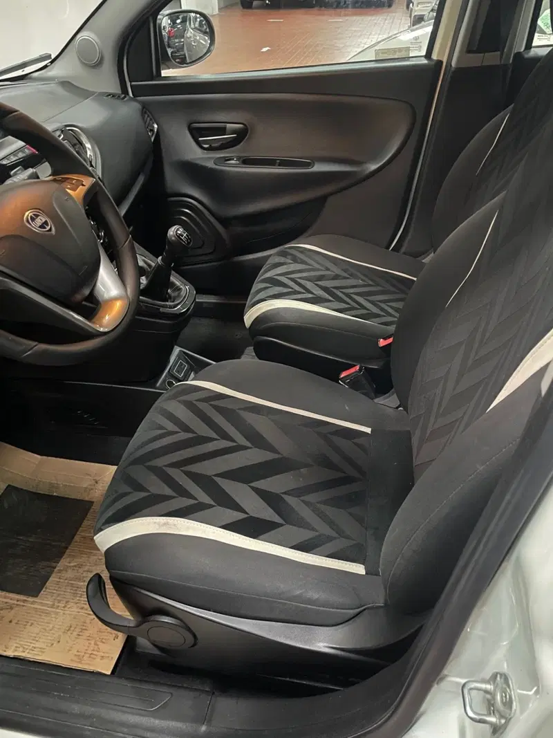 Lancia Ypsilon usata a Lucca (11)