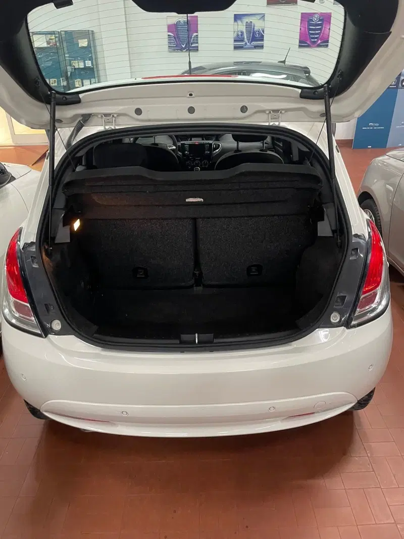 Lancia Ypsilon usata a Lucca (8)