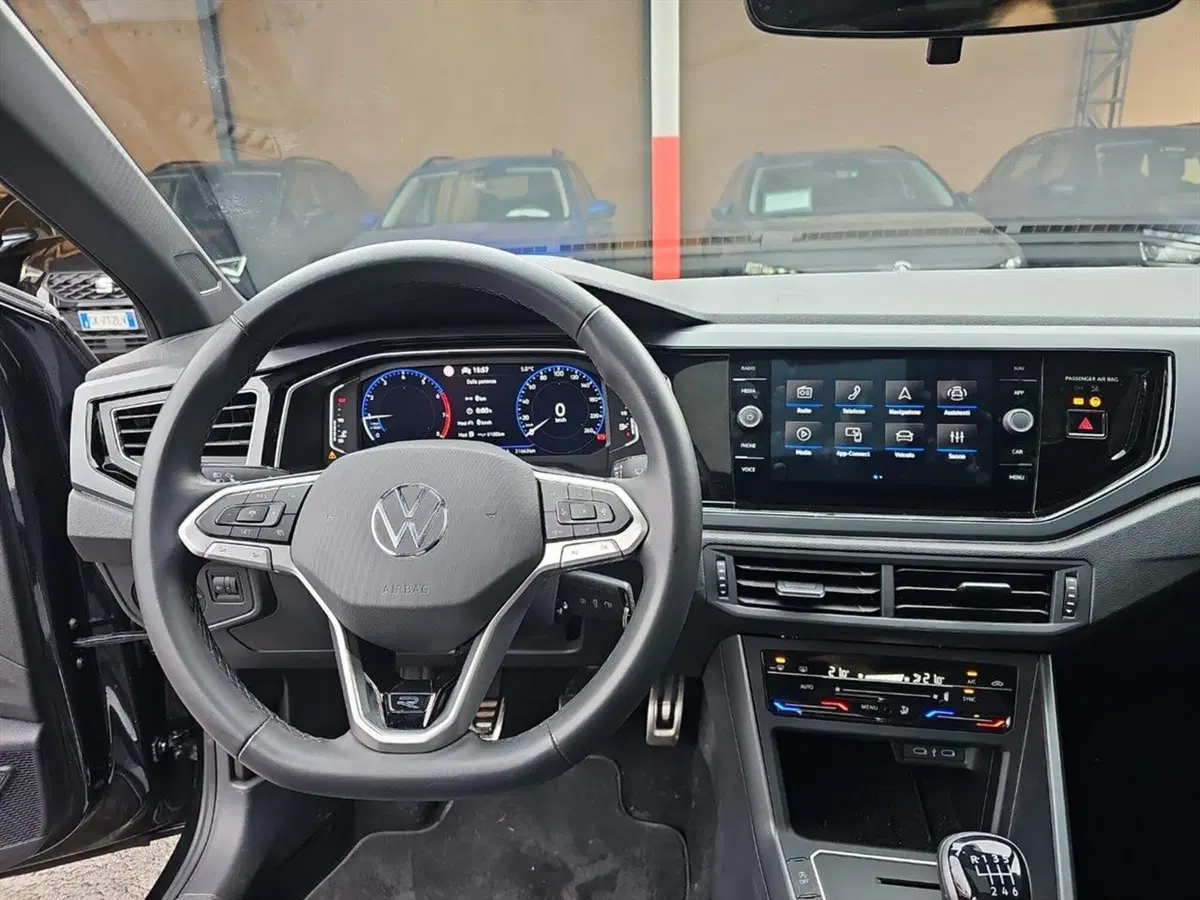 Volkswagen Taigo usata a Lecco (9)