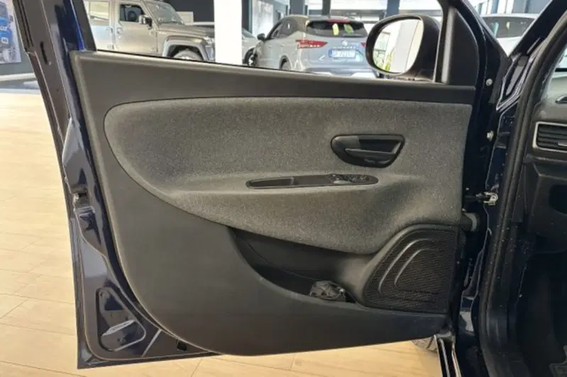 Lancia Ypsilon usata a Latina (12)