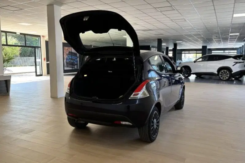 Lancia Ypsilon usata a Latina (7)