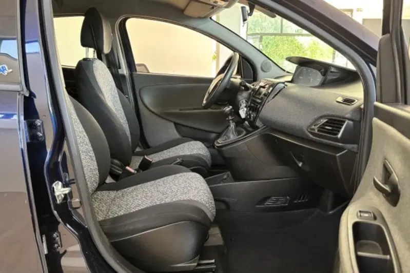 Lancia Ypsilon usata a Latina (8)