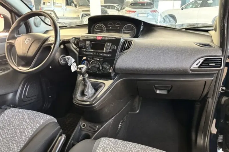 Lancia Ypsilon usata a Latina (9)