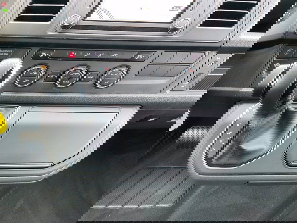 Volkswagen Multivan usata a Milano (15)