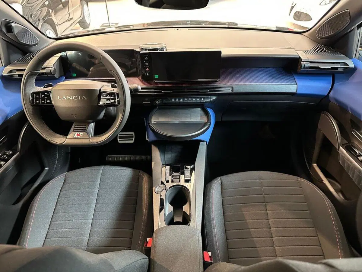Lancia Ypsilon nuova a Sondrio (12)
