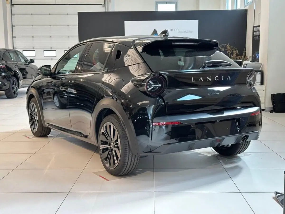 Lancia Ypsilon nuova a Sondrio (3)