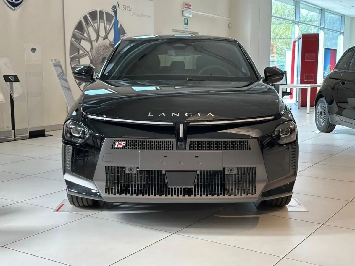 Lancia Ypsilon nuova a Sondrio (8)