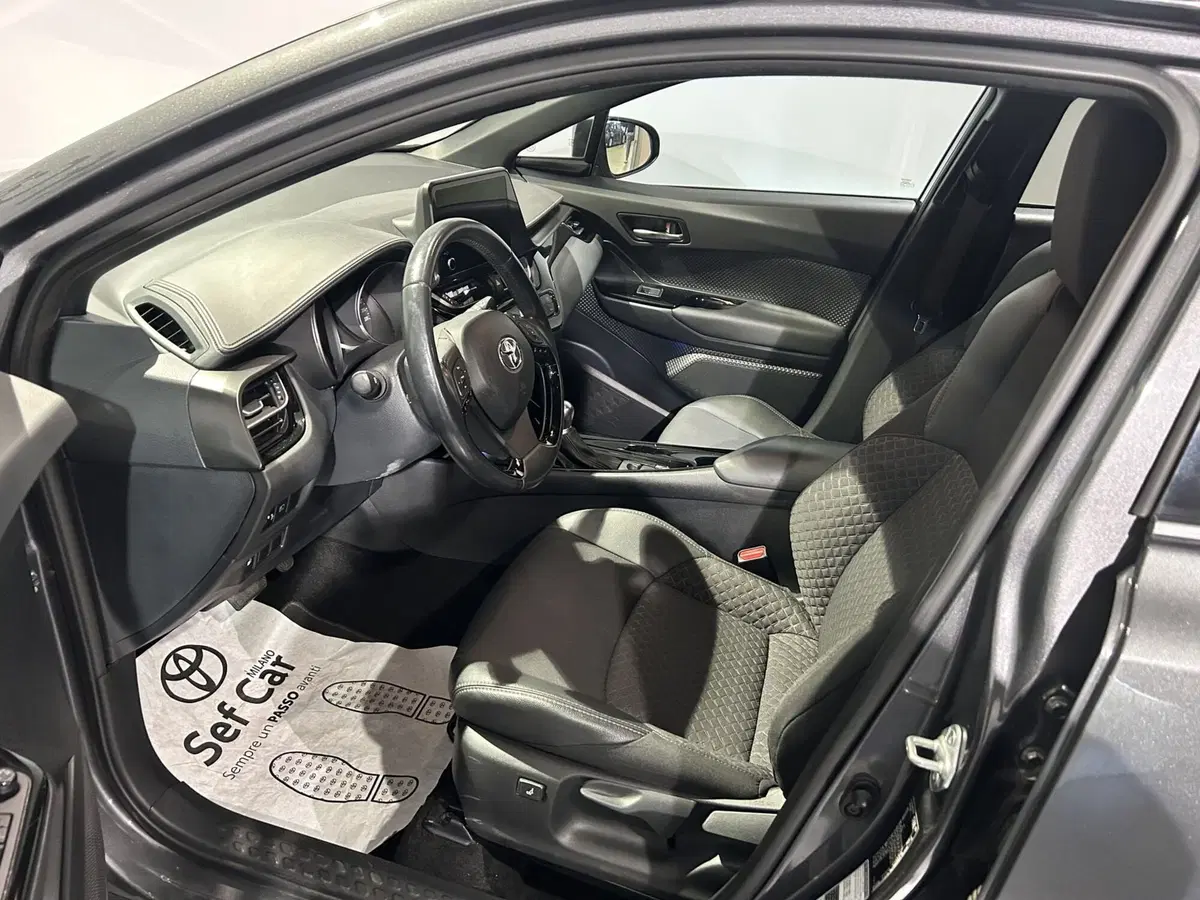 Toyota Toyota C-HR usata a Milano (11)
