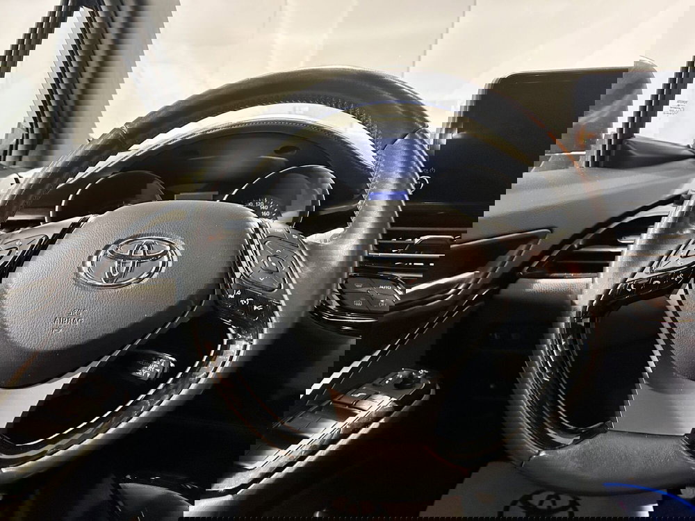 Toyota Toyota C-HR usata a Milano (9)