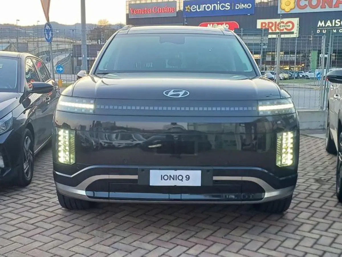 Hyundai Ioniq 9 nuova a Savona (2)