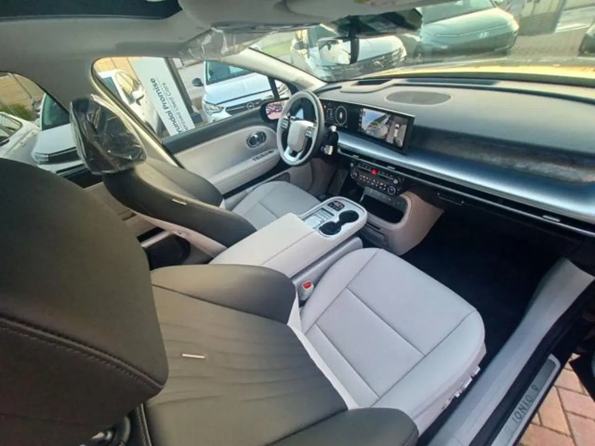 Hyundai Ioniq 9 nuova a Savona (9)