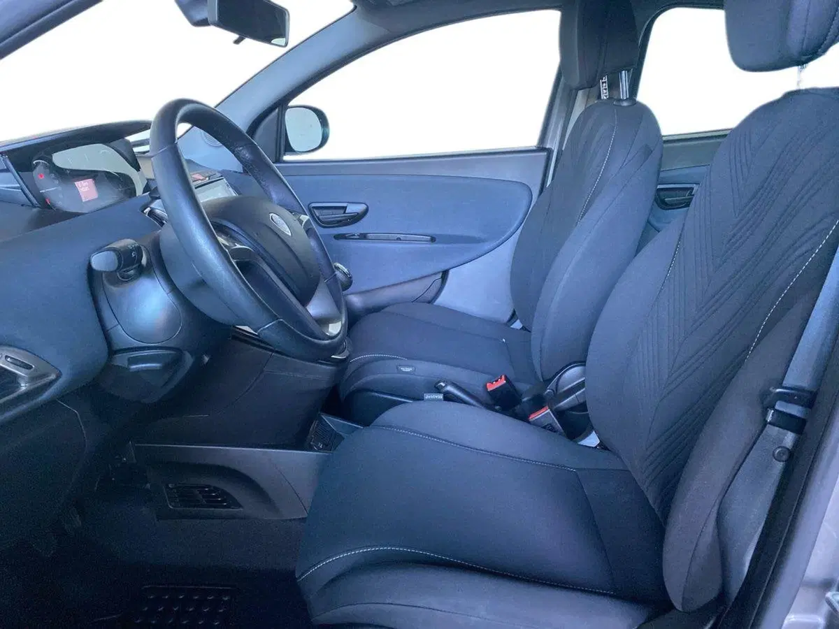 Lancia Ypsilon usata a Bergamo (10)