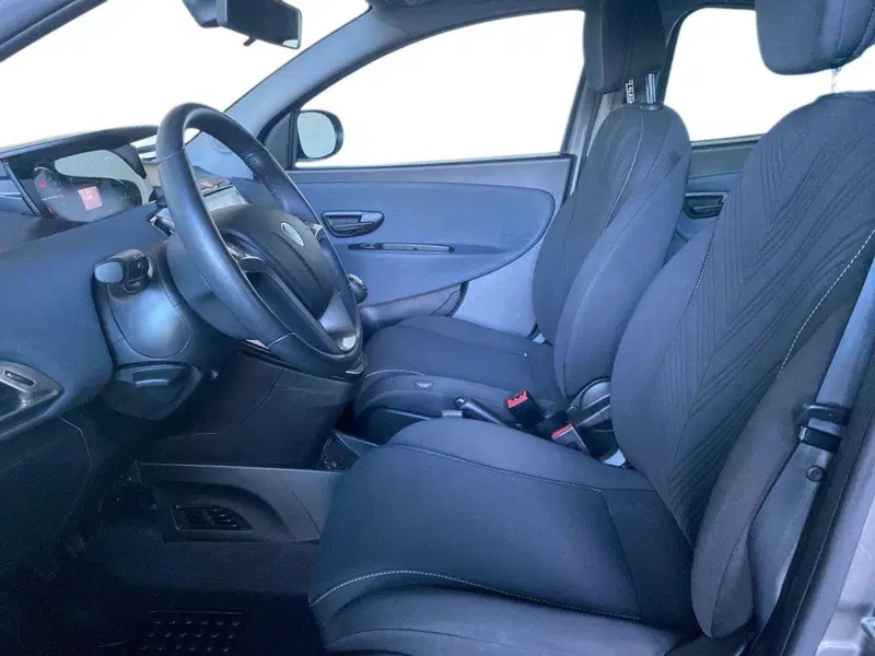 Lancia Ypsilon usata a Bergamo (10)