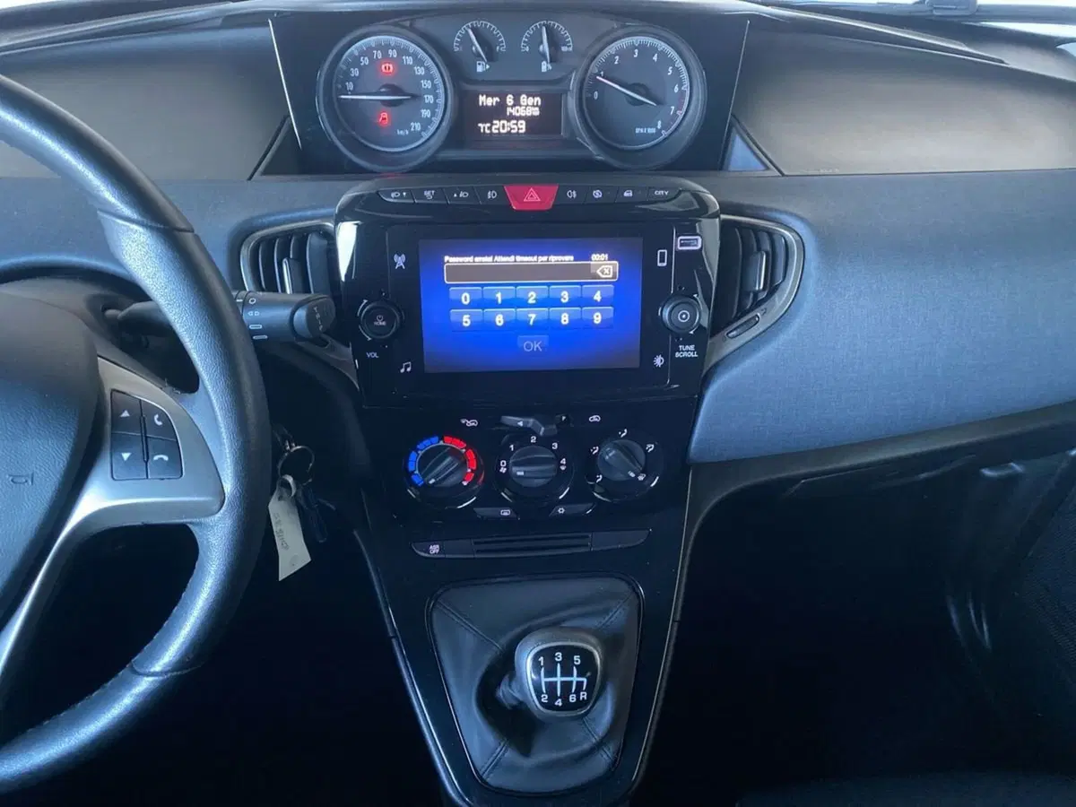 Lancia Ypsilon usata a Bergamo (12)