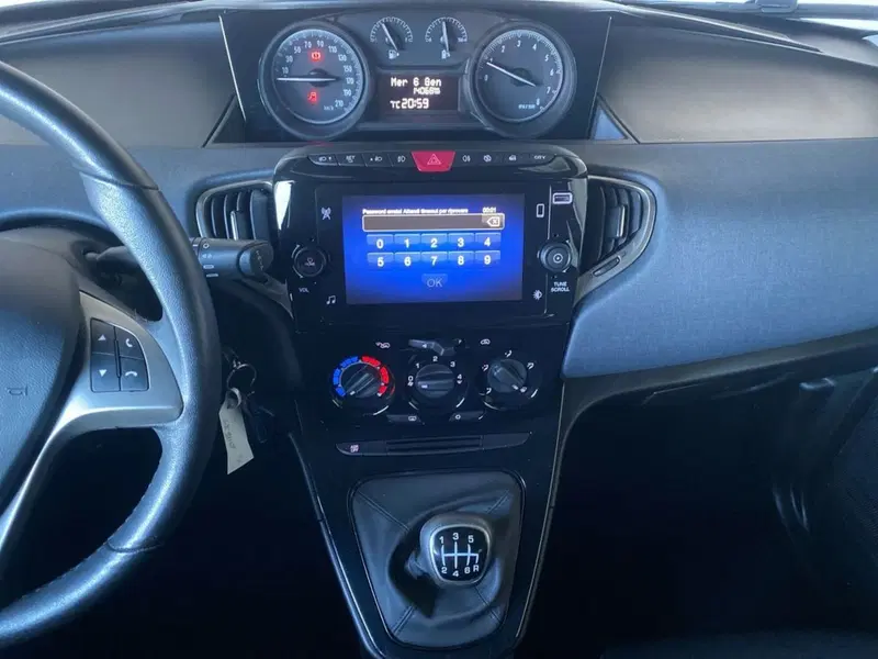 Lancia Ypsilon usata a Bergamo (12)