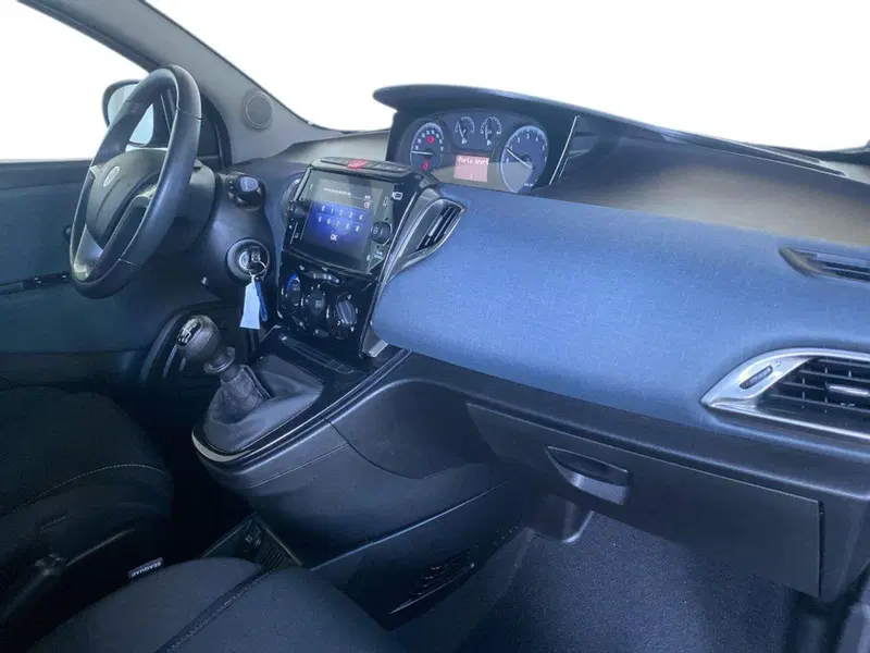 Lancia Ypsilon usata a Bergamo (15)