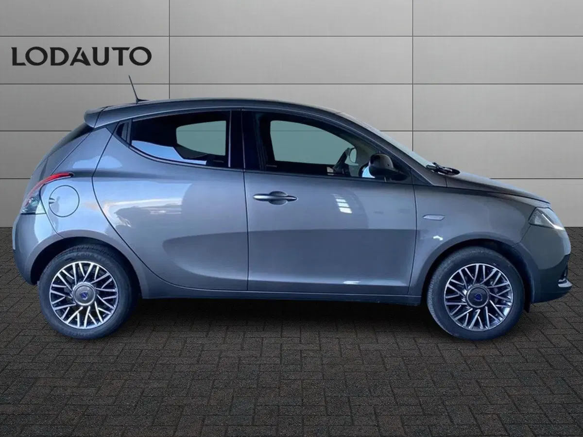 Lancia Ypsilon usata a Bergamo (5)