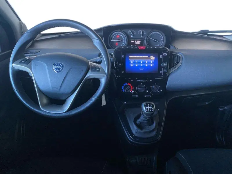 Lancia Ypsilon usata a Bergamo (9)