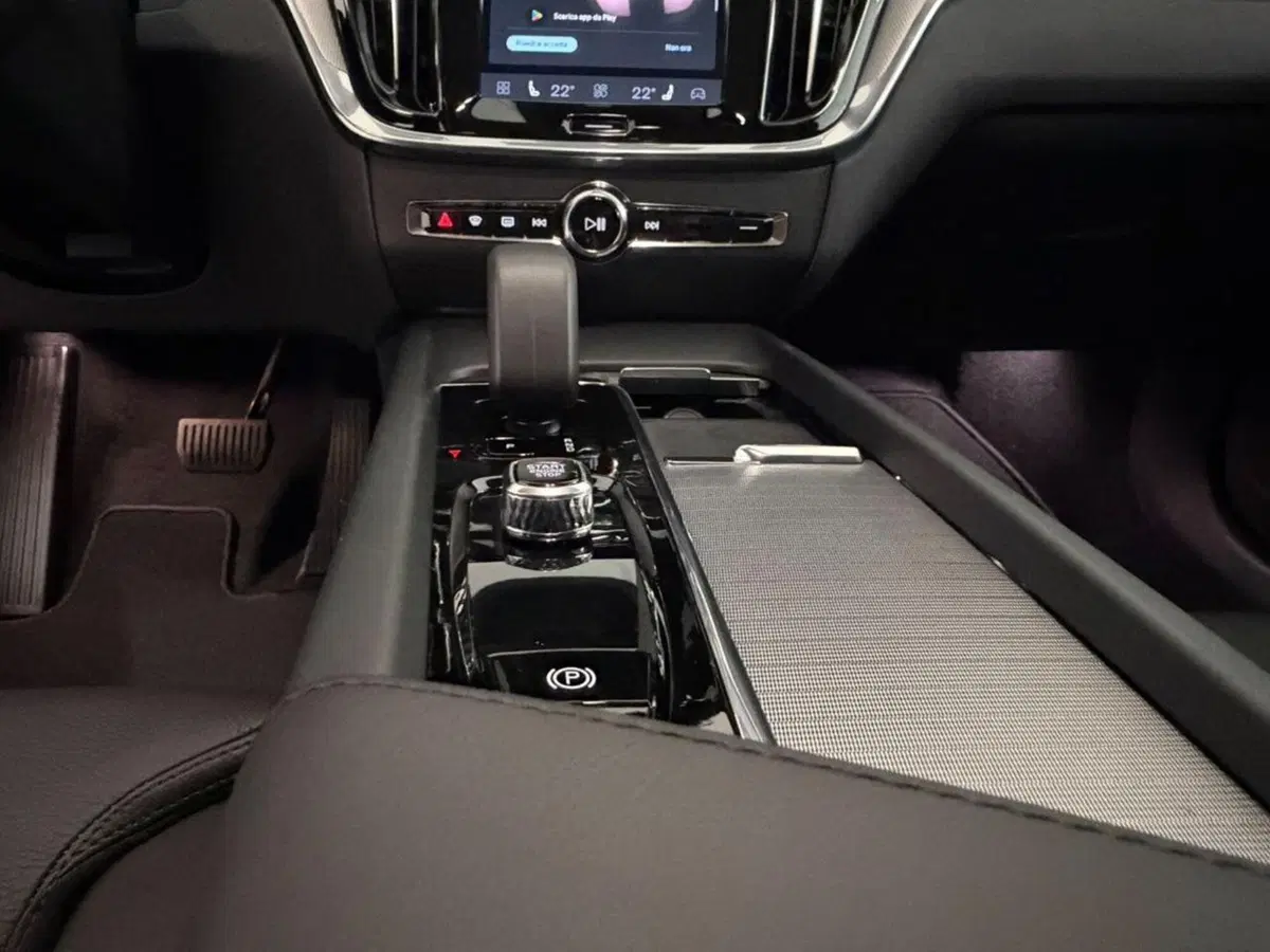 Volvo V60 nuova a Como (10)