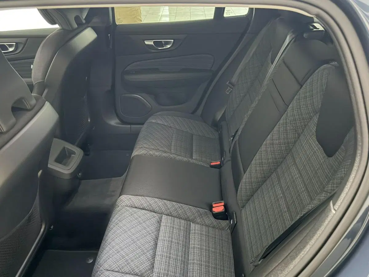 Volvo V60 nuova a Como (4)
