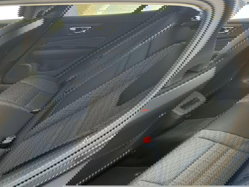 Volvo V60 nuova a Como (4)