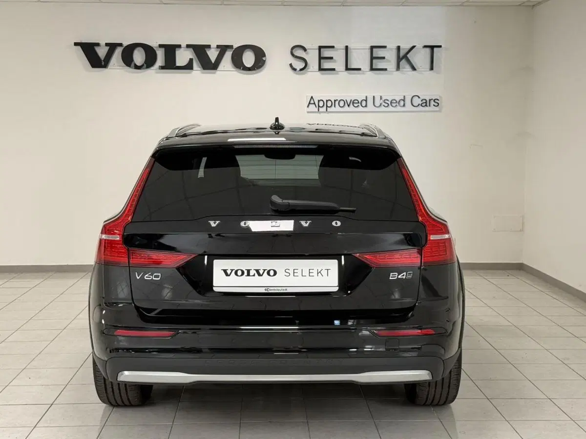 Volvo V60 Cross Country nuova a Como (3)