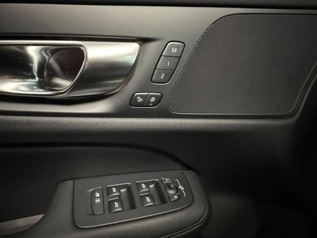 Volvo V60 Cross Country nuova a Como (6)