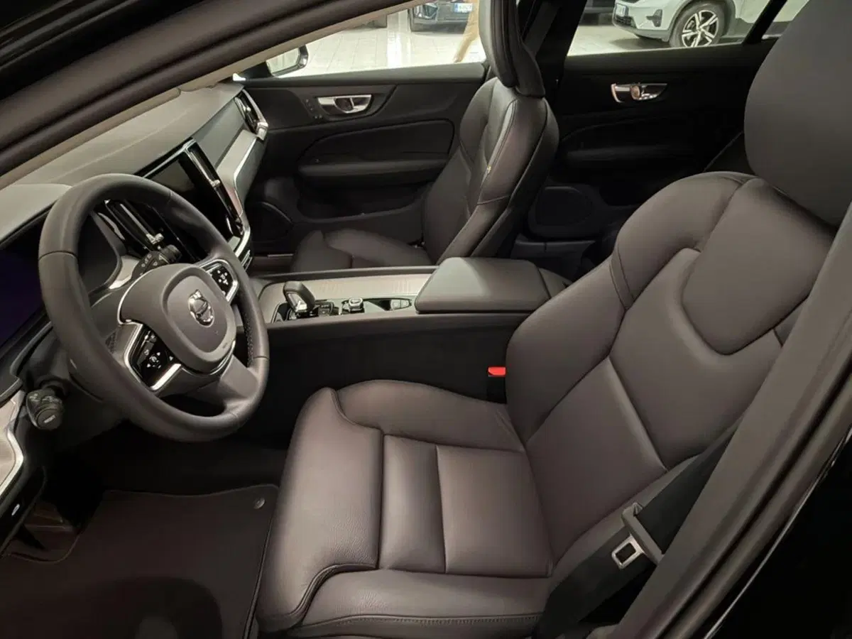 Volvo V60 Cross Country nuova a Como (8)