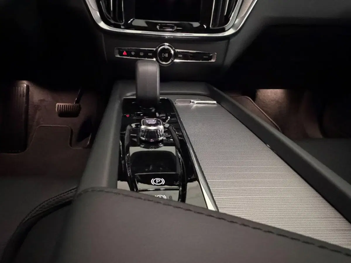 Volvo V60 Cross Country nuova a Como (9)