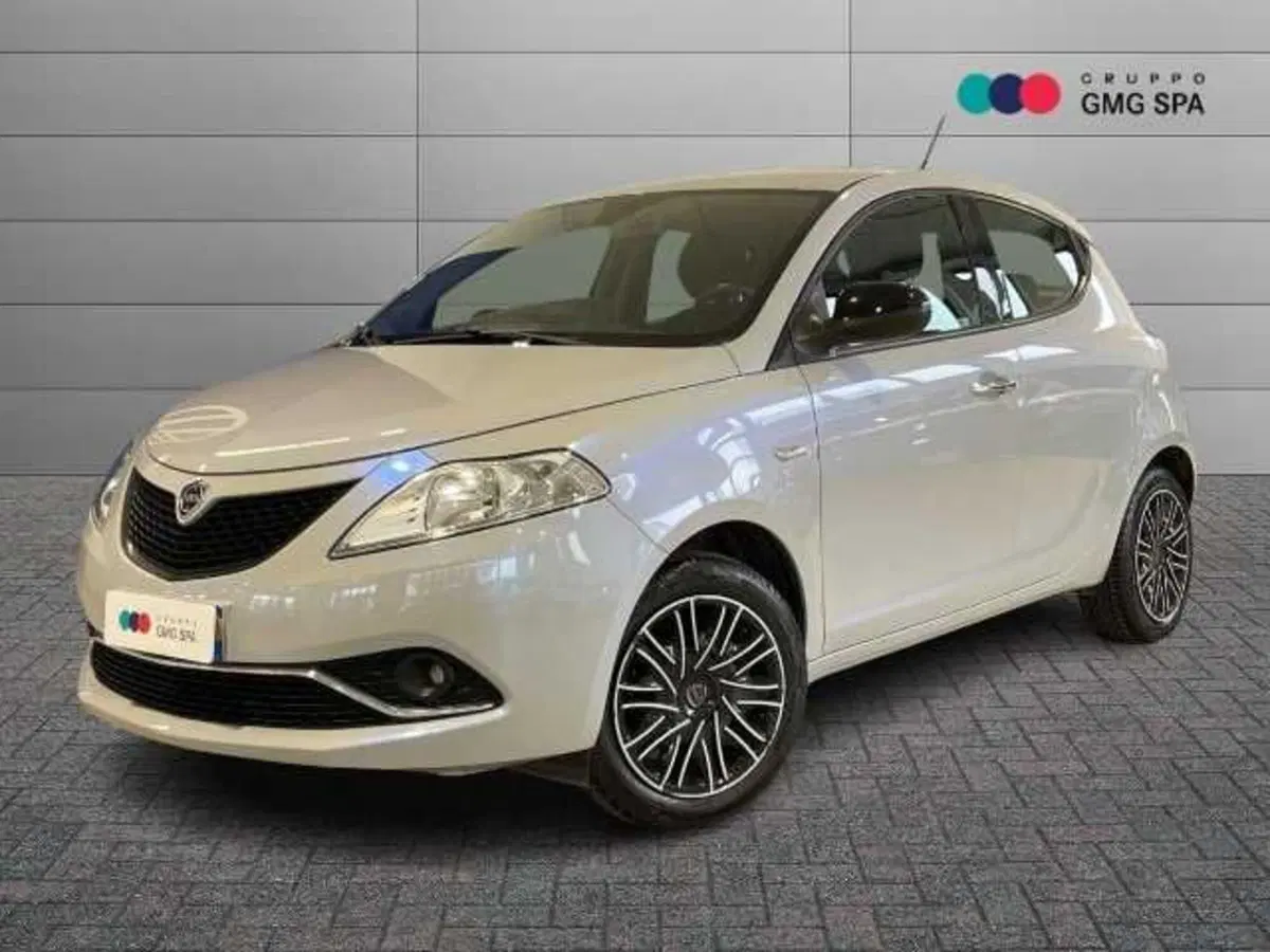 Lancia Ypsilon usata a Pistoia