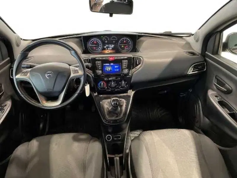 Lancia Ypsilon usata a Pistoia (11)