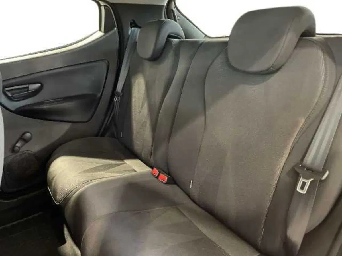 Lancia Ypsilon usata a Pistoia (12)