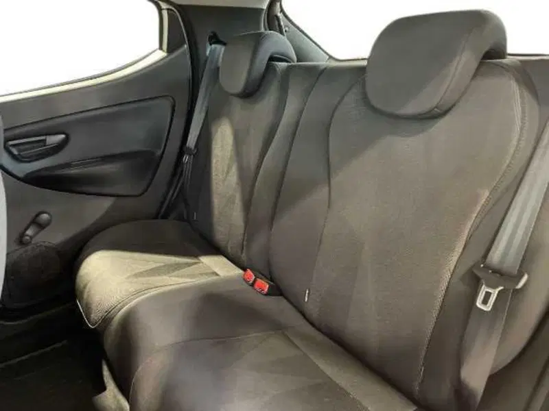 Lancia Ypsilon usata a Pistoia (12)