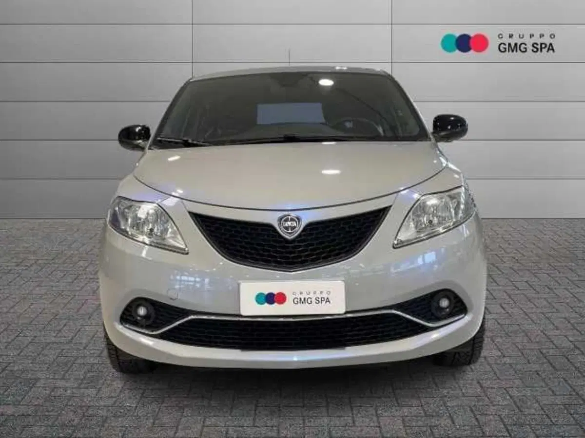 Lancia Ypsilon usata a Pistoia (2)