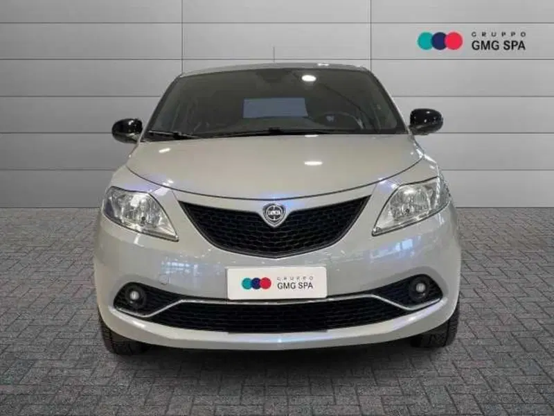 Lancia Ypsilon usata a Pistoia (2)