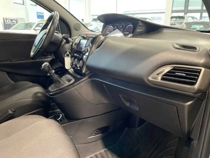 Lancia Ypsilon usata a Pistoia (20)