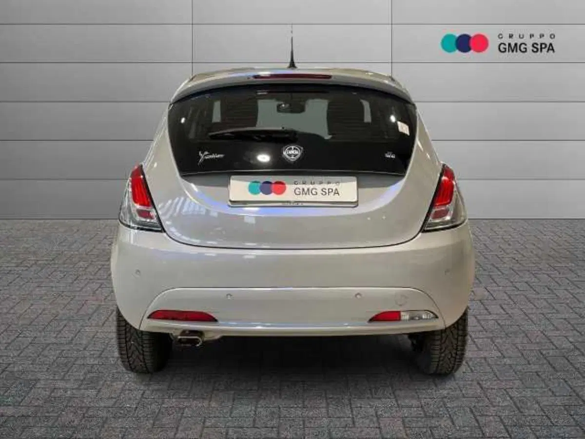 Lancia Ypsilon usata a Pistoia (4)